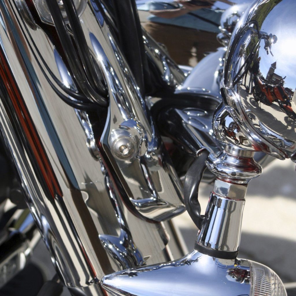 Glänzendes Motorradchromteil