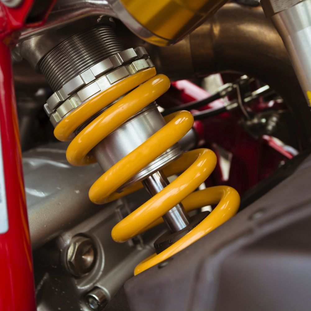 Gelber Federungsdämpfer in Nahaufnahme