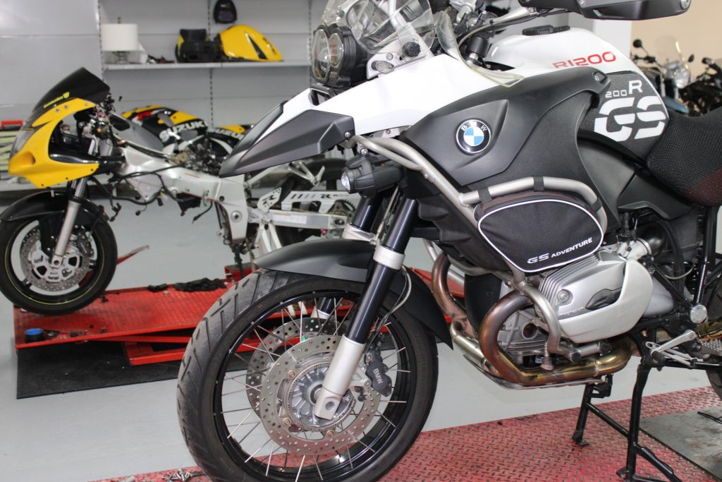 Motorräder in einer Werkstatt