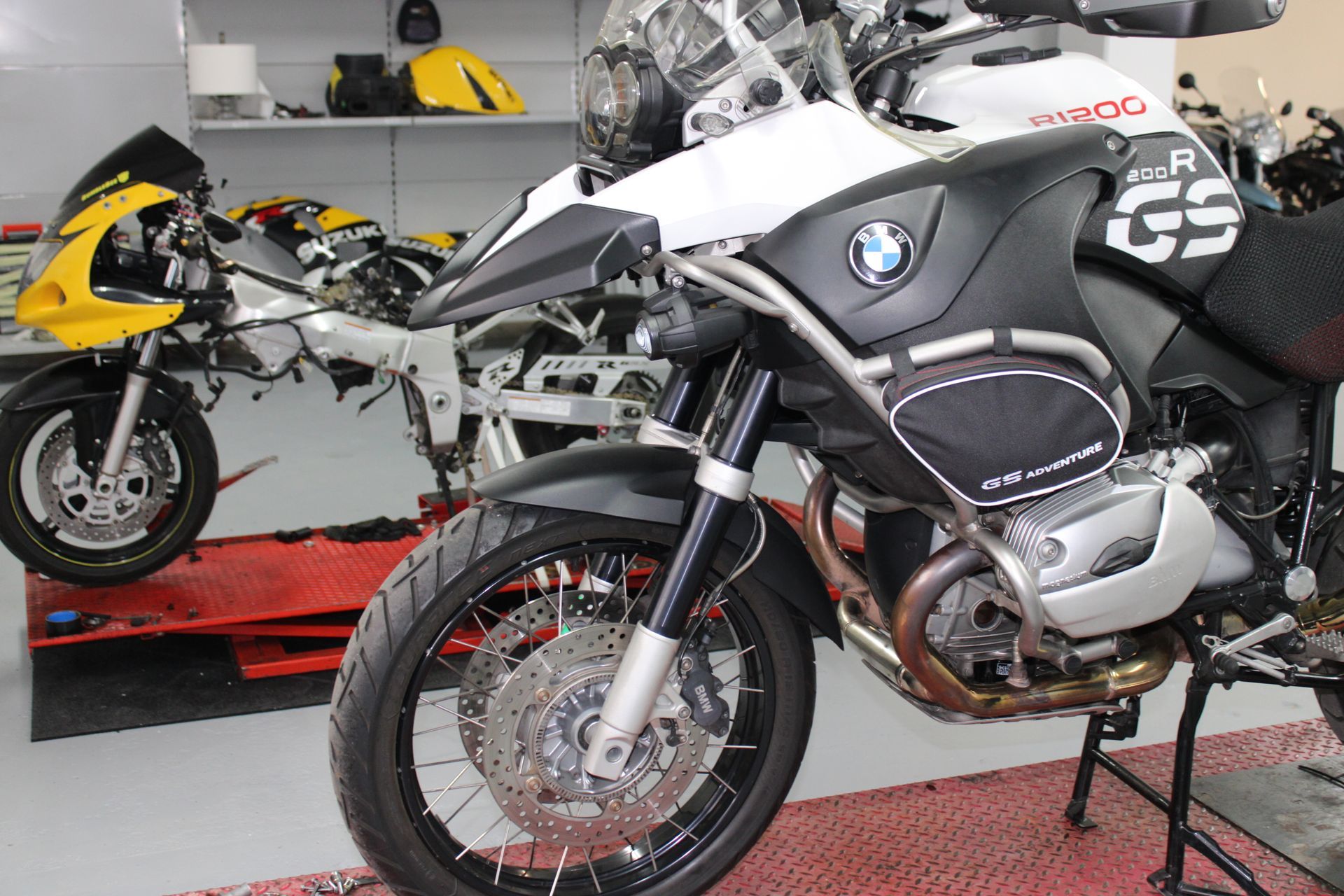 Motorräder in einer Werkstatt