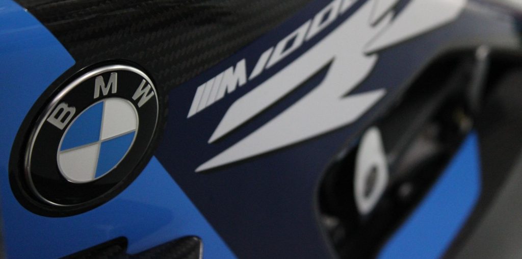 BMW Logo auf blauem Hintergrund