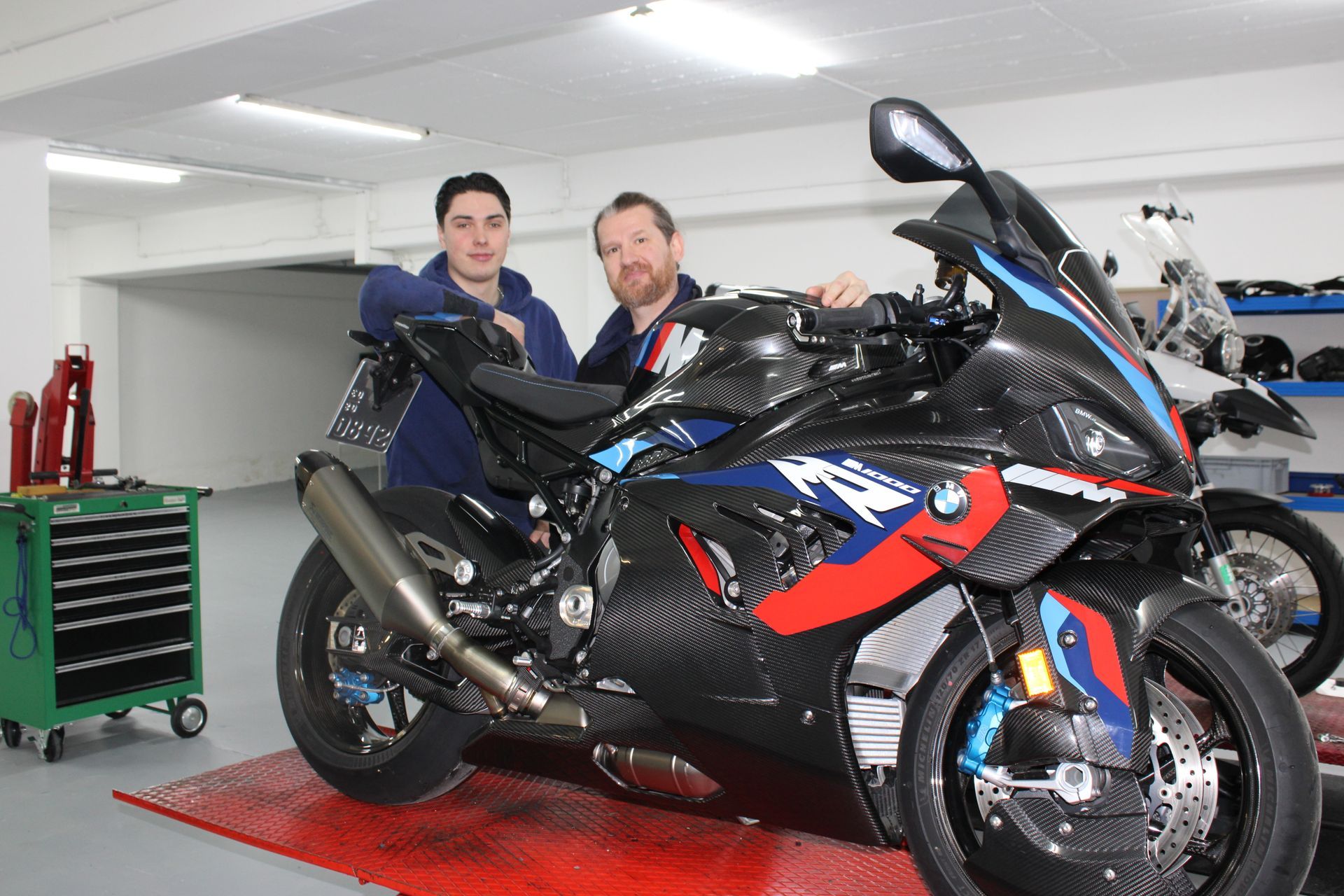 Mann mit Motorrad in Garage