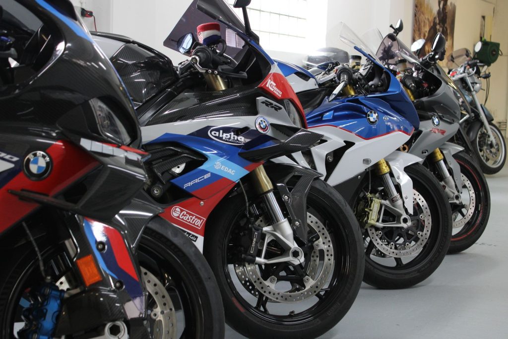Mehrere BMW Motorräder in Reihe