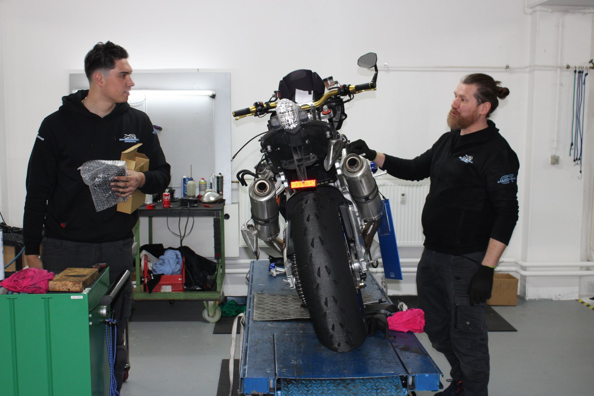 Zwei Mechaniker an Motorrad