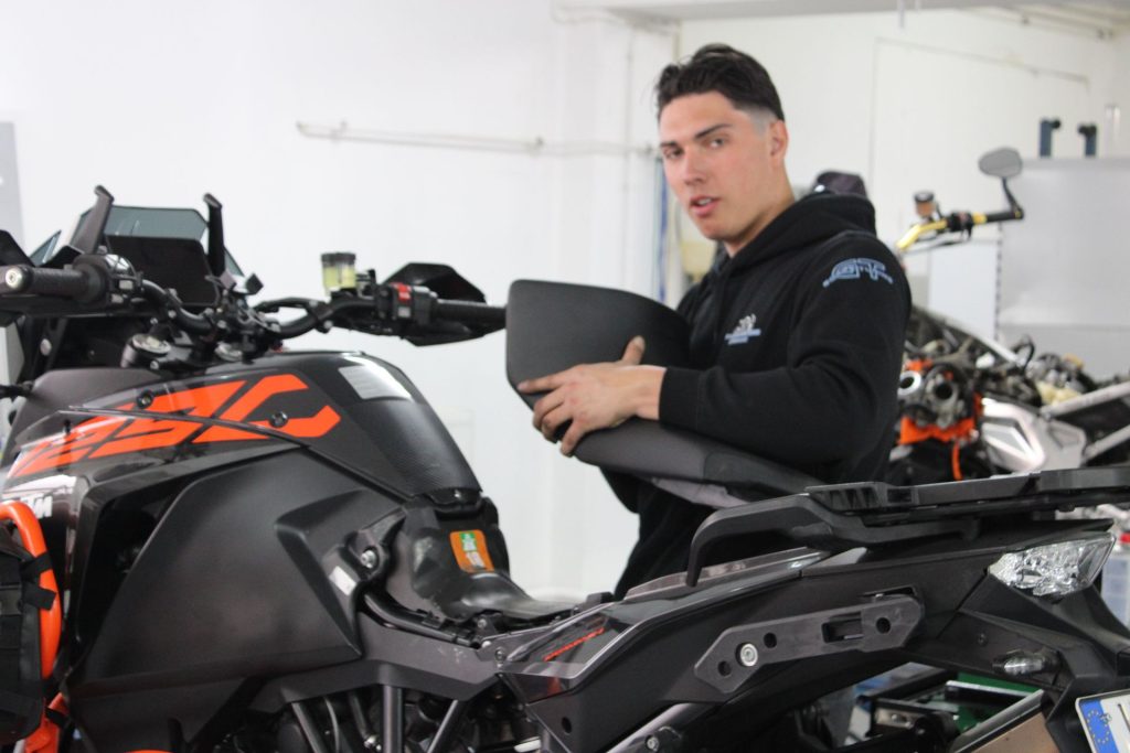 Mann repariert Motorradteil