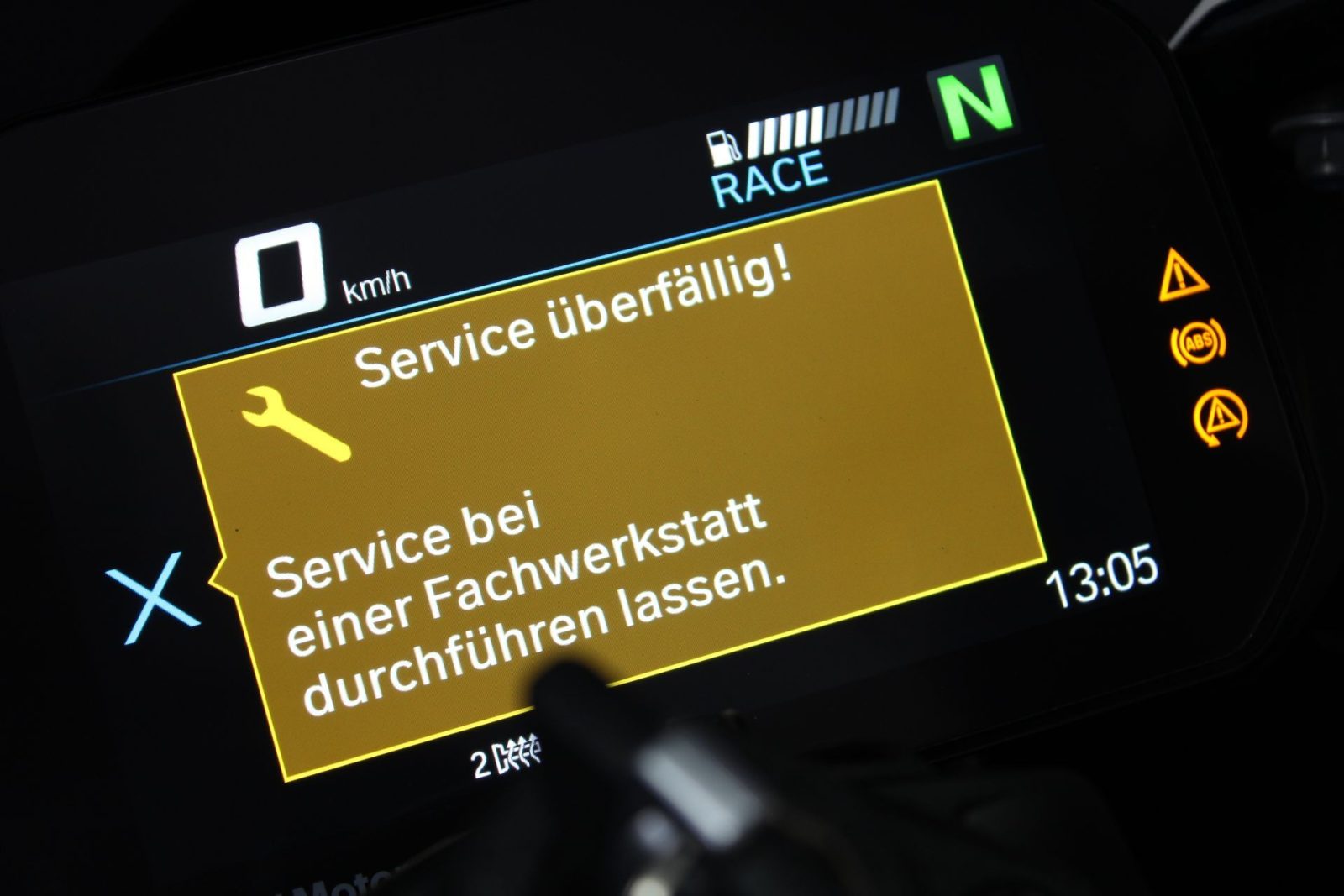 Serviceanzeige an einem Motorrad