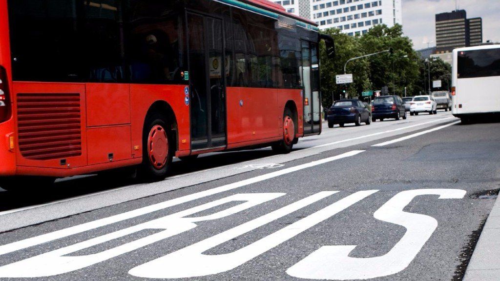 Roter Bus auf Fahrbahn