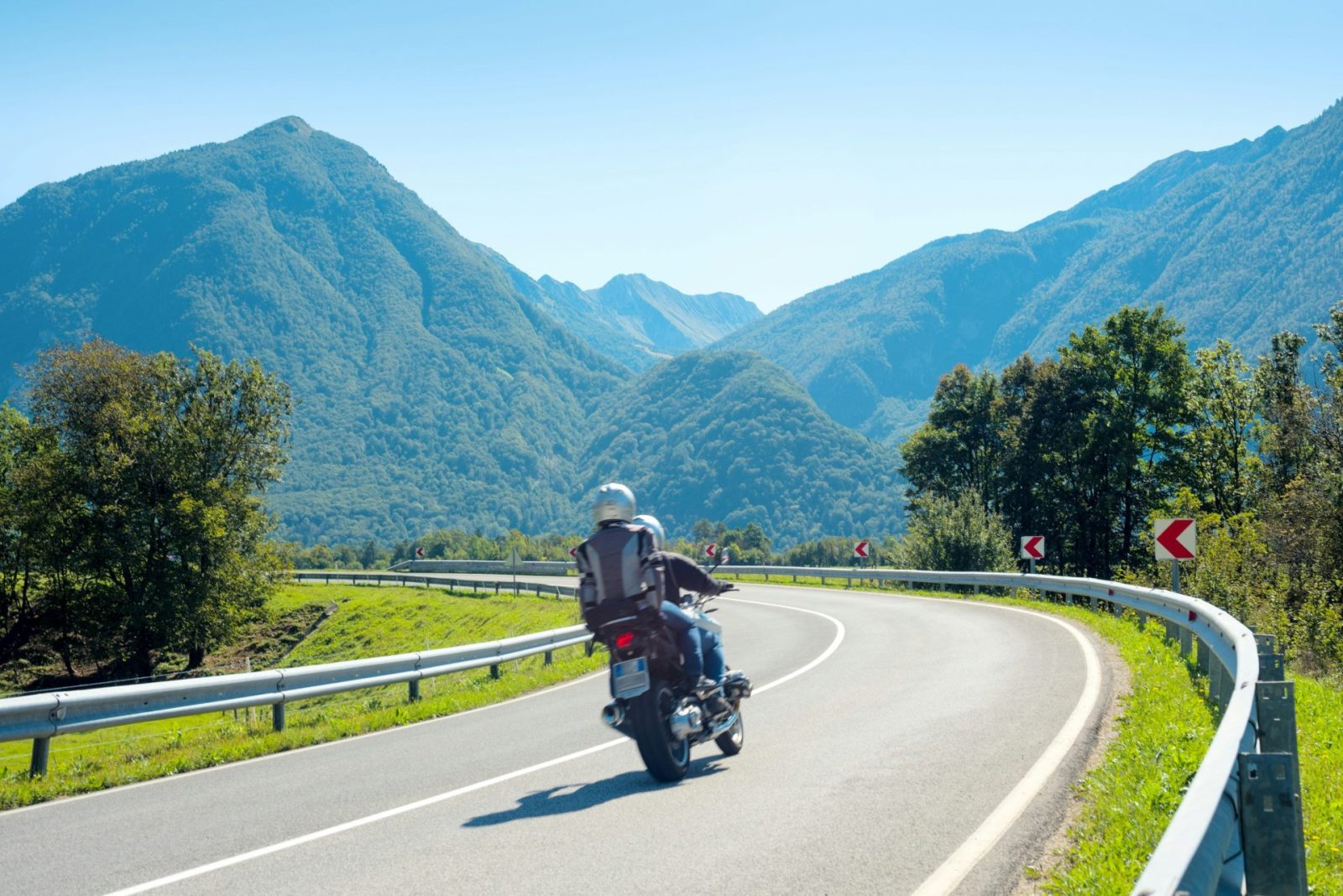 Motorradfahrer auf der Straße tagsüber